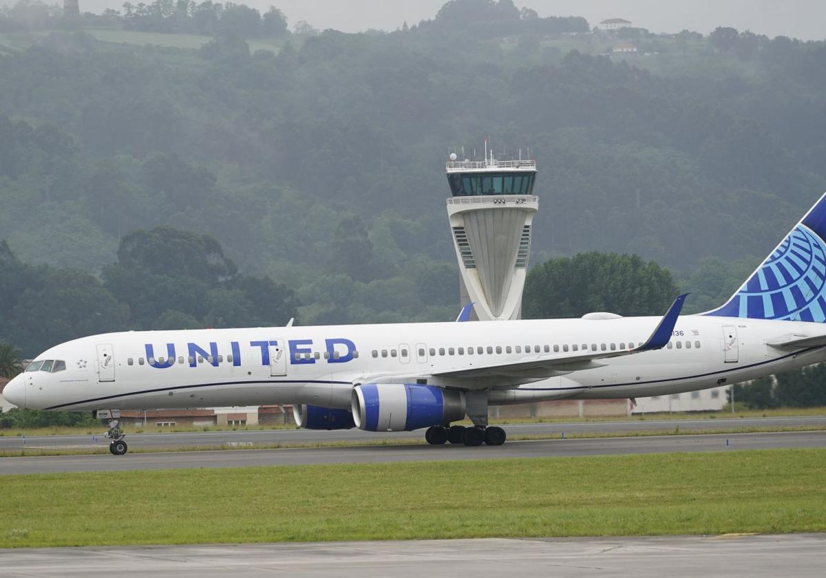 EL CORREO a bordo del primer vuelo Nueva York-Bilbao: 147 pasajeros y suena 'La Macarena'
