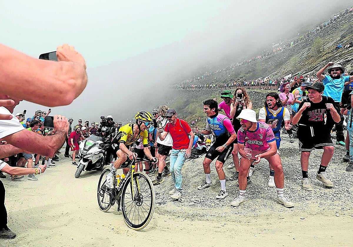 Yates sube el tramo de tierra del Colle Delle Finestre jaleado por una multitud.
