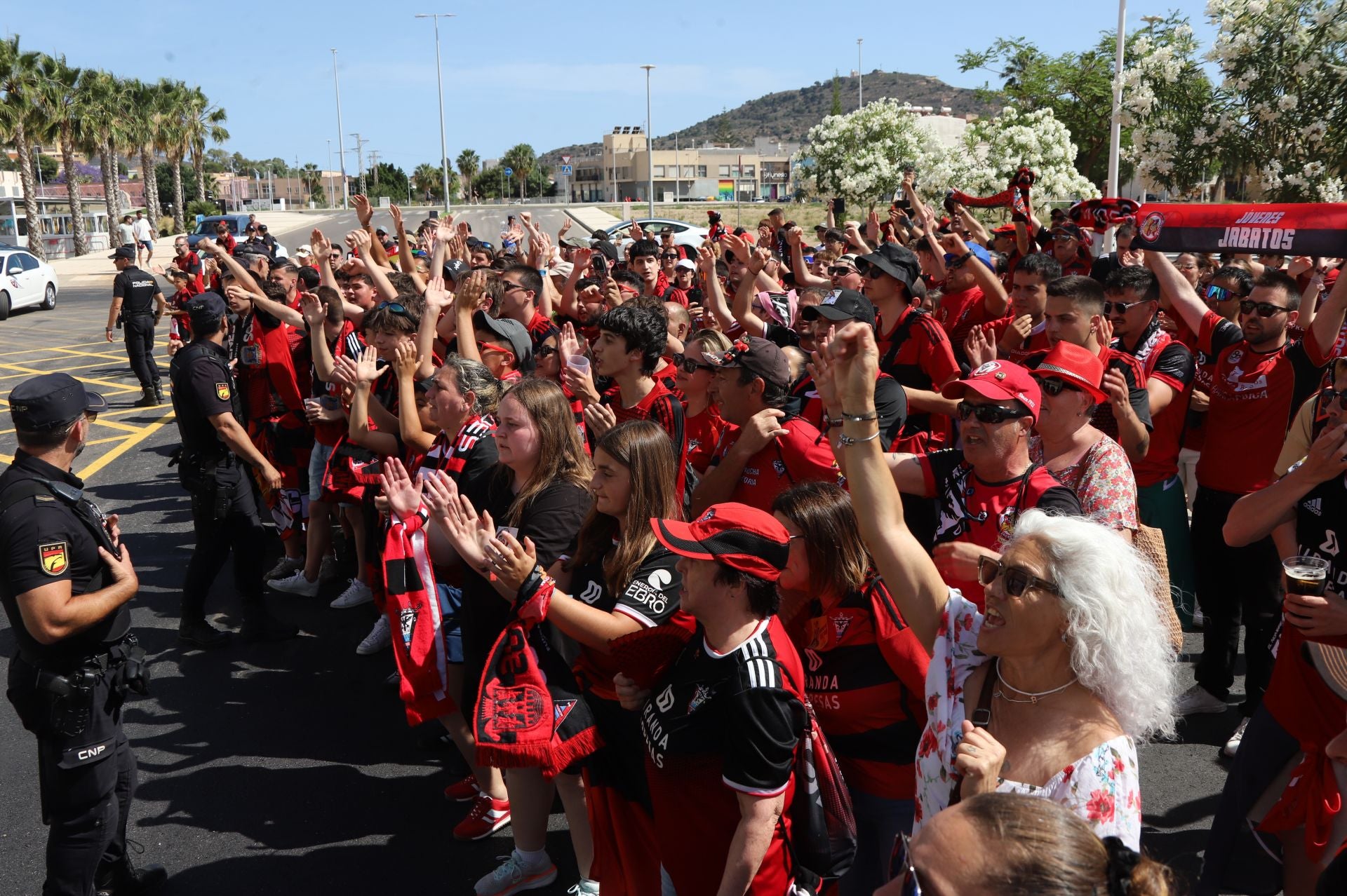 La afición del Mirandés recibe a los jugadores en el estadio Cartagonova