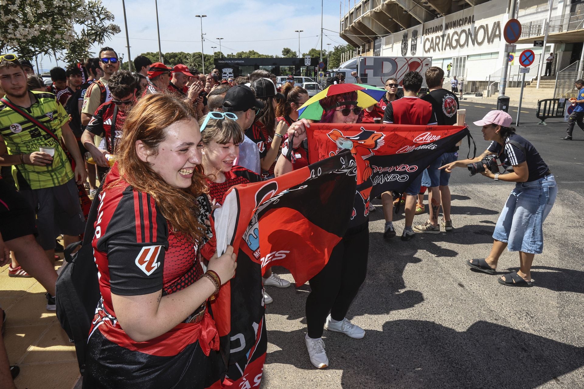 La afición del Mirandés recibe a los jugadores en el estadio Cartagonova