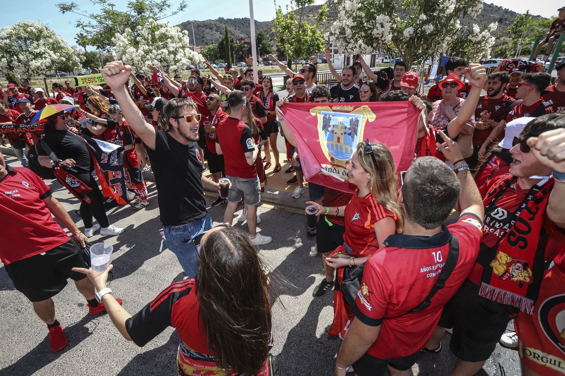 La afición del Mirandés recibe a los jugadores en el estadio Cartagonova