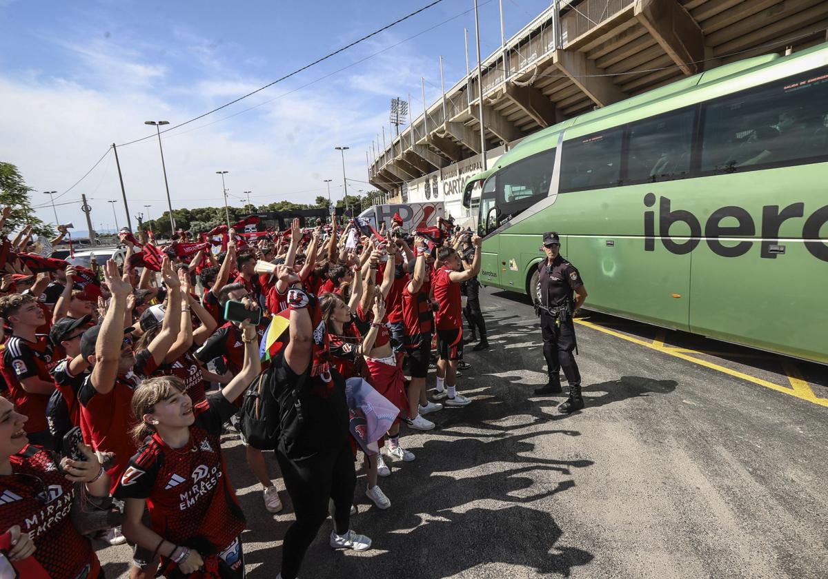 La afición del Mirandés recibe a los jugadores en el estadio Cartagonova