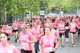 Una marea de 3.000 mujeres contra el cáncer recorre Vitoria