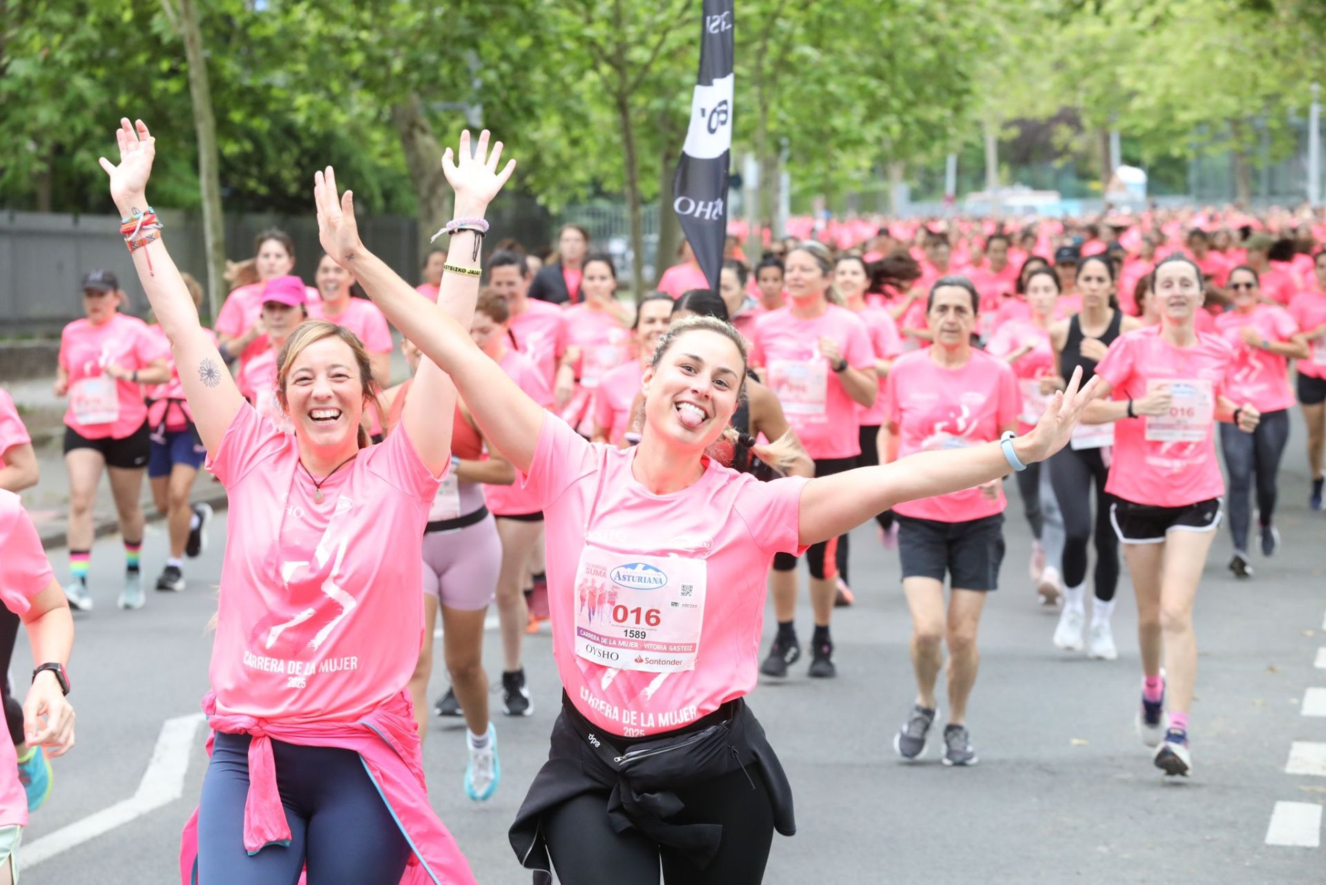 Una marea de 3.000 mujeres contra el cáncer recorre Vitoria