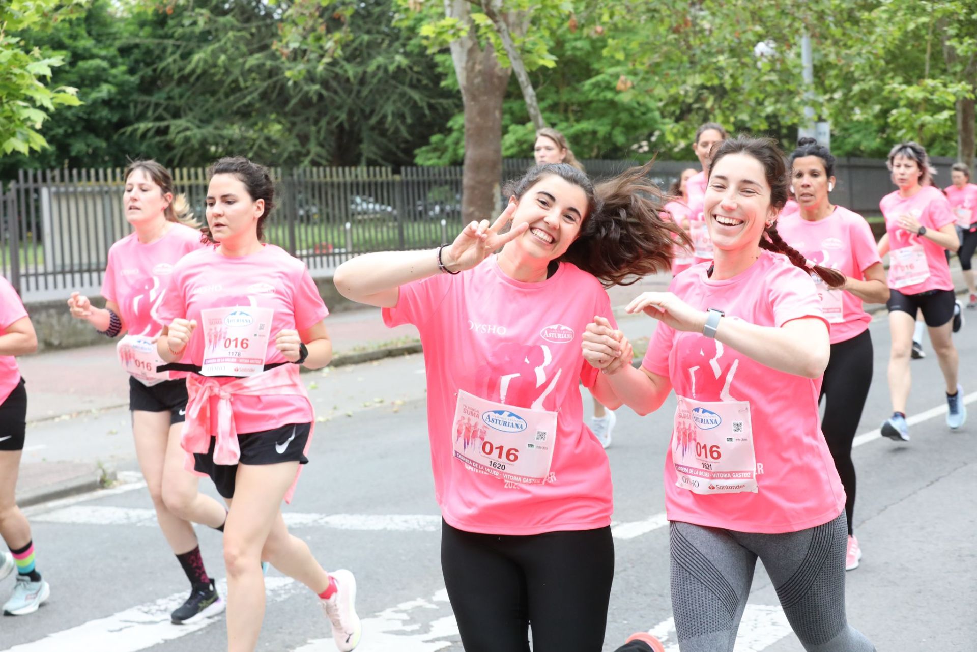 Una marea de 3.000 mujeres contra el cáncer recorre Vitoria