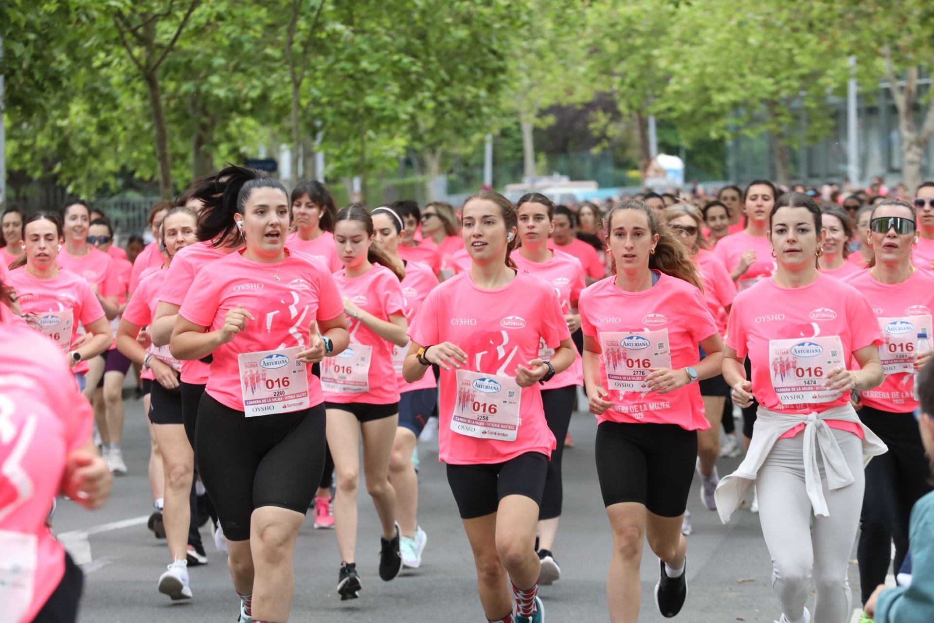 Una marea de 3.000 mujeres contra el cáncer recorre Vitoria