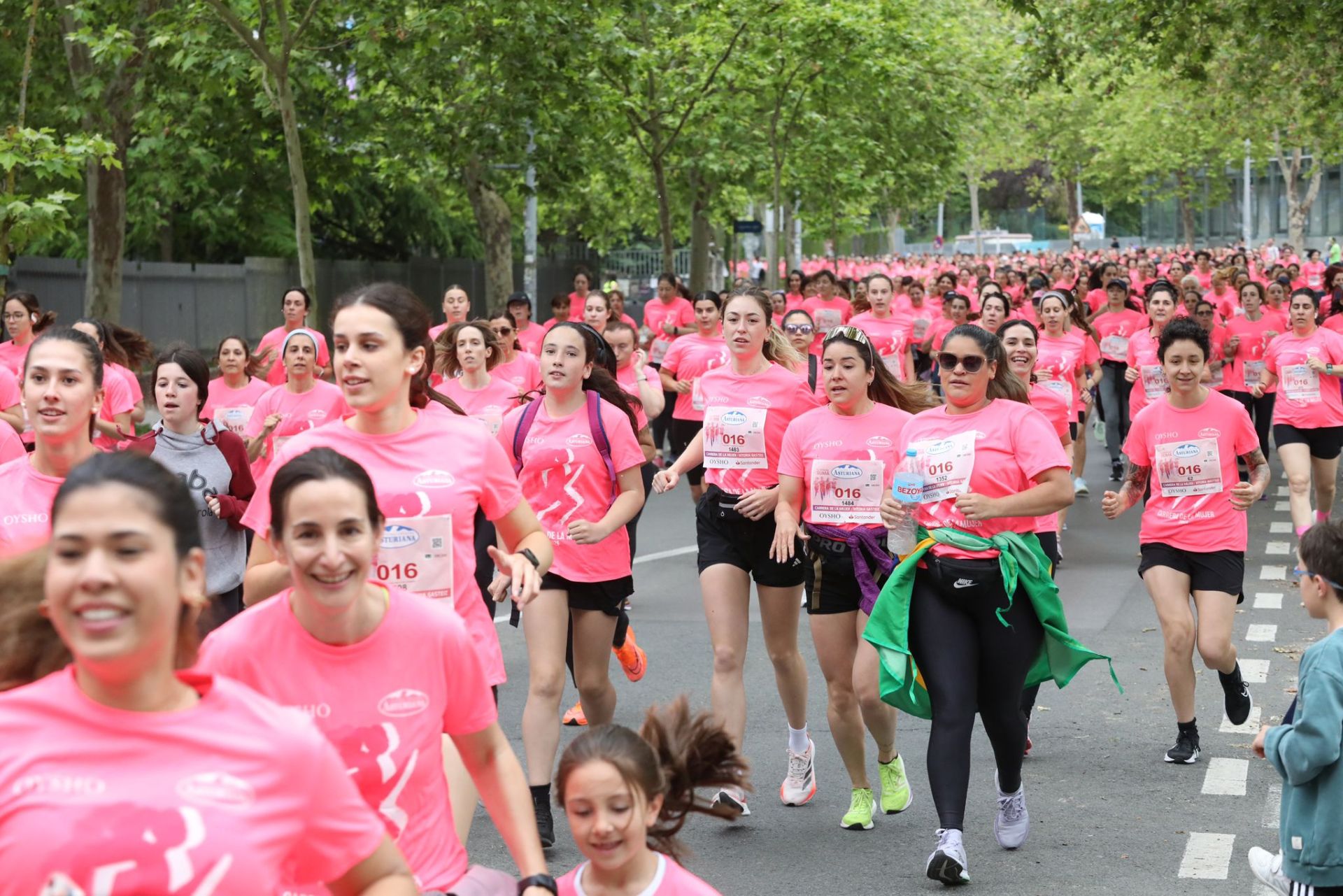 Una marea de 3.000 mujeres contra el cáncer recorre Vitoria