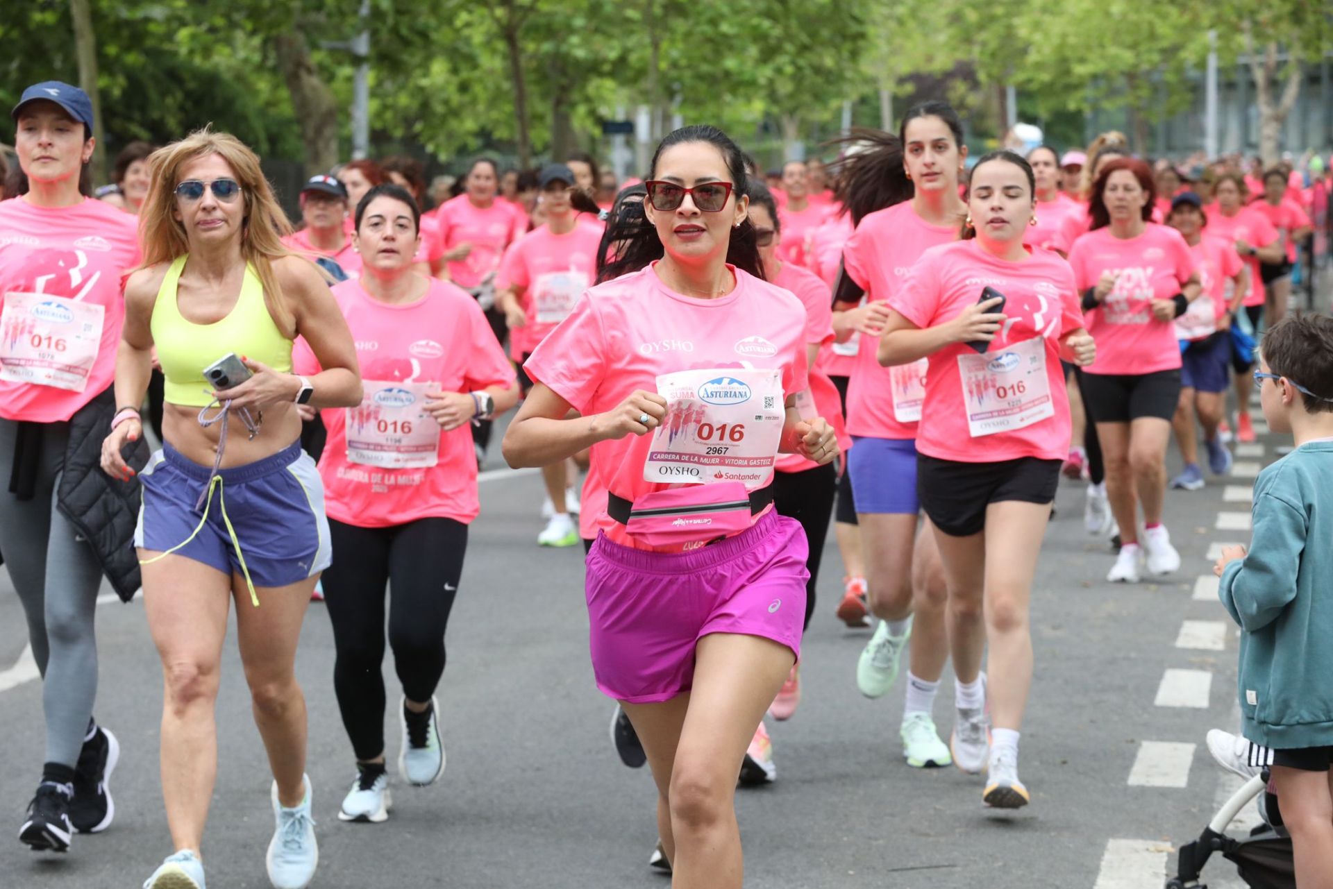 Una marea de 3.000 mujeres contra el cáncer recorre Vitoria