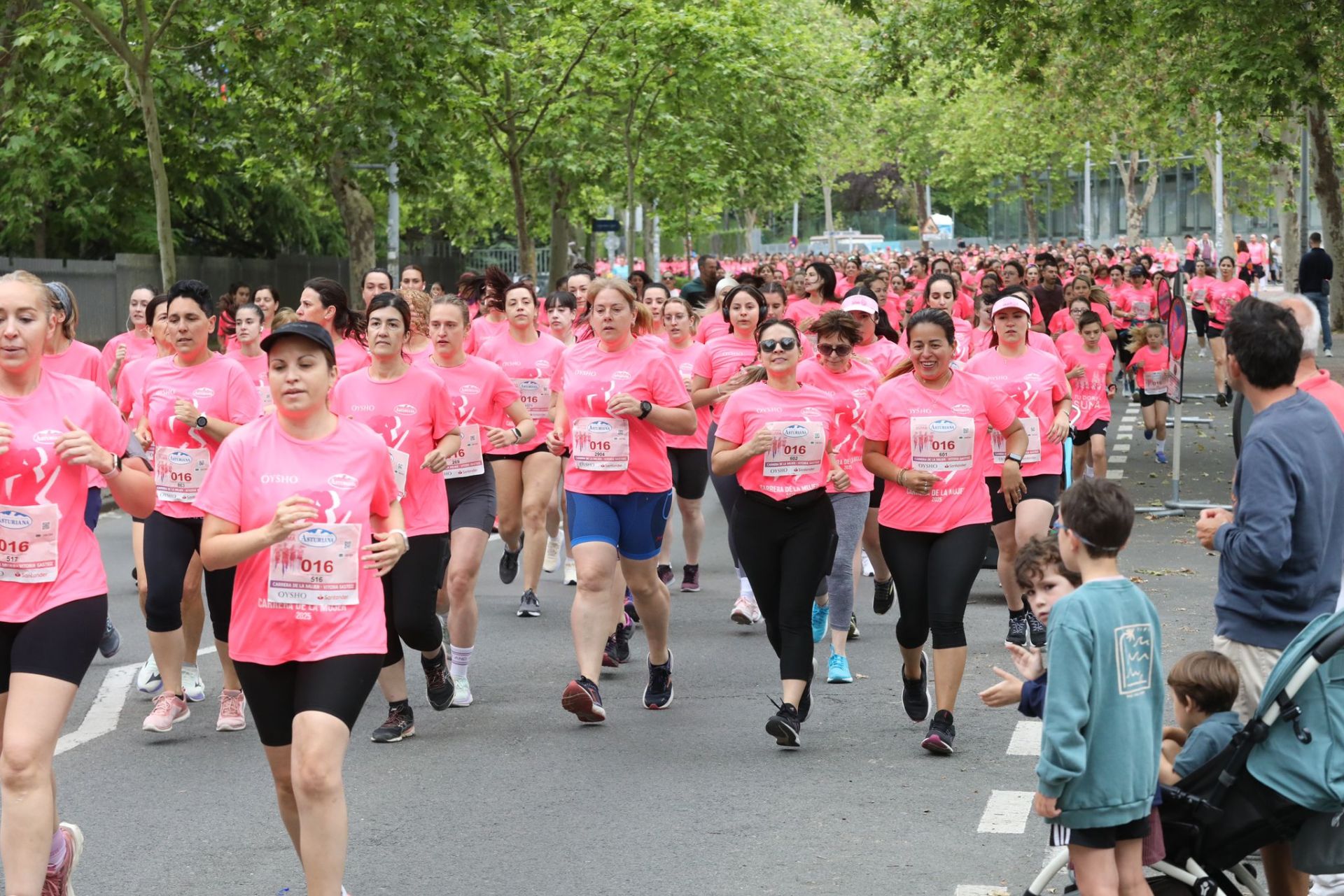 Una marea de 3.000 mujeres contra el cáncer recorre Vitoria