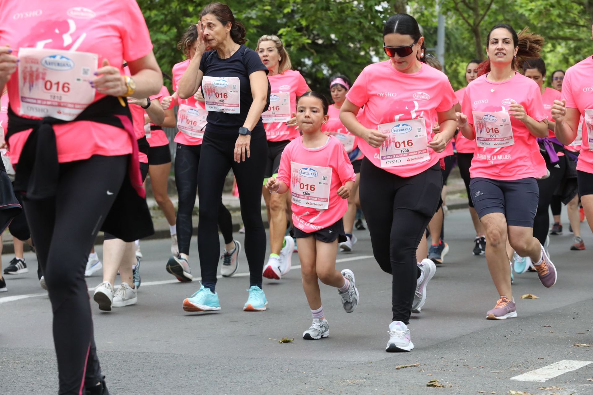 Una marea de 3.000 mujeres contra el cáncer recorre Vitoria