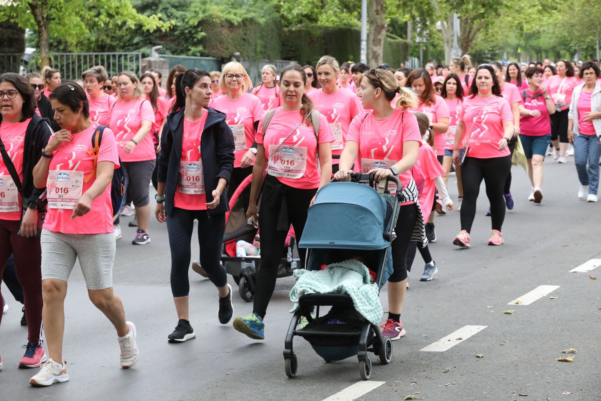 Una marea de 3.000 mujeres contra el cáncer recorre Vitoria