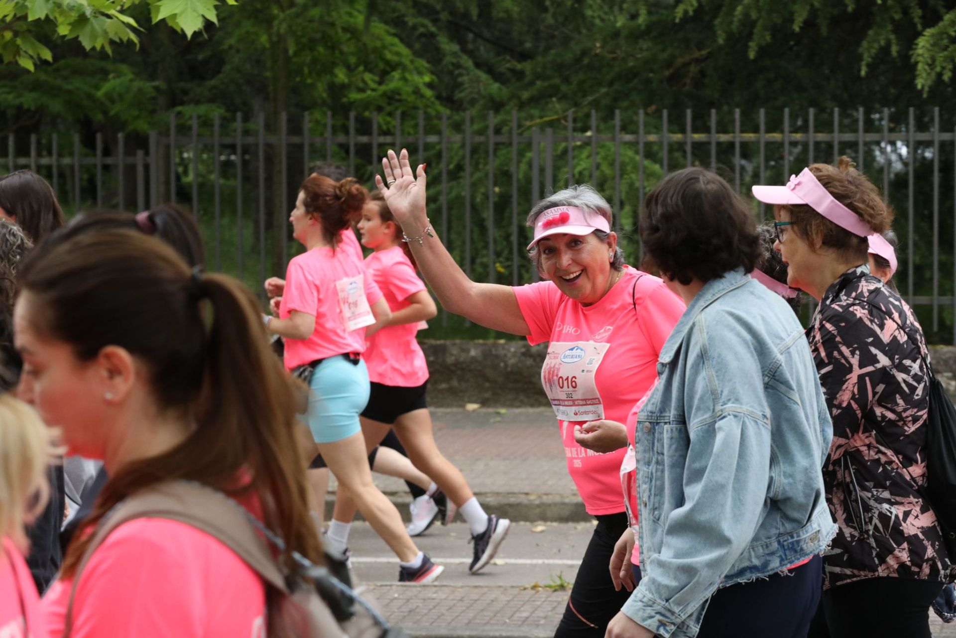 Una marea de 3.000 mujeres contra el cáncer recorre Vitoria