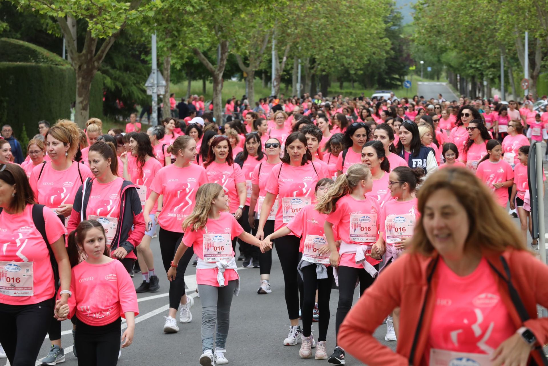 Una marea de 3.000 mujeres contra el cáncer recorre Vitoria