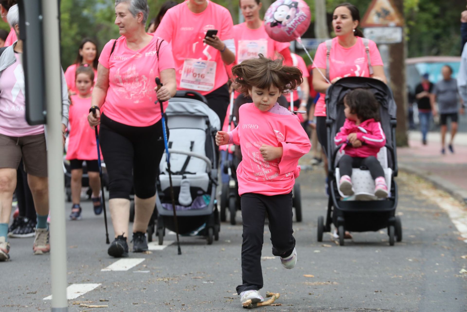 Una marea de 3.000 mujeres contra el cáncer recorre Vitoria