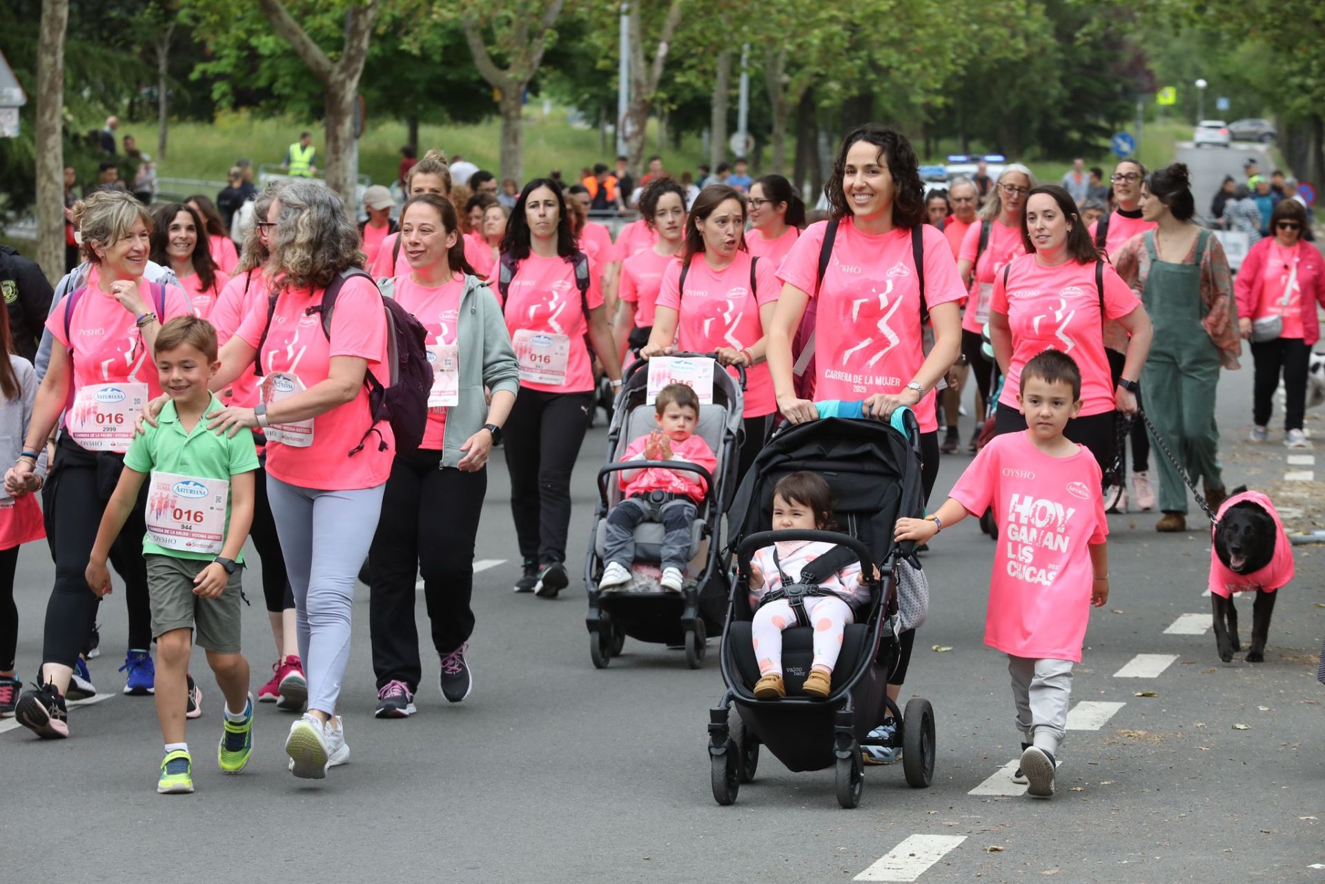 Una marea de 3.000 mujeres contra el cáncer recorre Vitoria