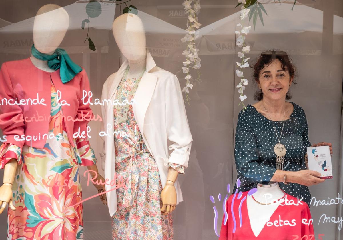 «Las páginas en cristal -los versos escritos en escaparates- gustan muchísimo», destaca la escritora y directora del festival.