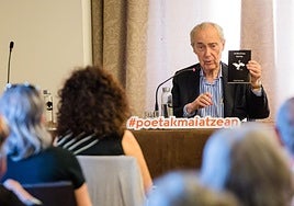 Luis Alberto de Cuenca, durante la lectura poética en el Parador de Argómaniz.