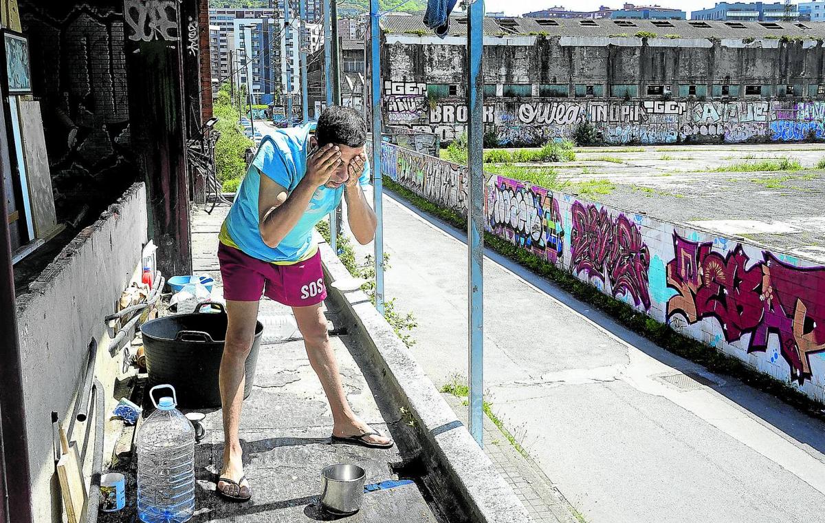 Los pabellones abandonados de Zorrozaurre acogen a decenas de personas.