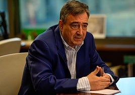 Esteban, durante un momento de la entrevista en su despacho de Sabin Etxea.