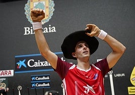 Altuna, puño en alto, con la txapela de vencedor.