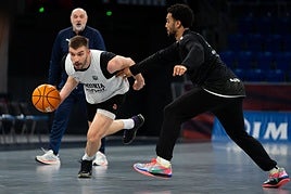 Rogkavopoulos supera la defensa de Howard en el entrenamiento previo al desplazamiento a Madrid.
