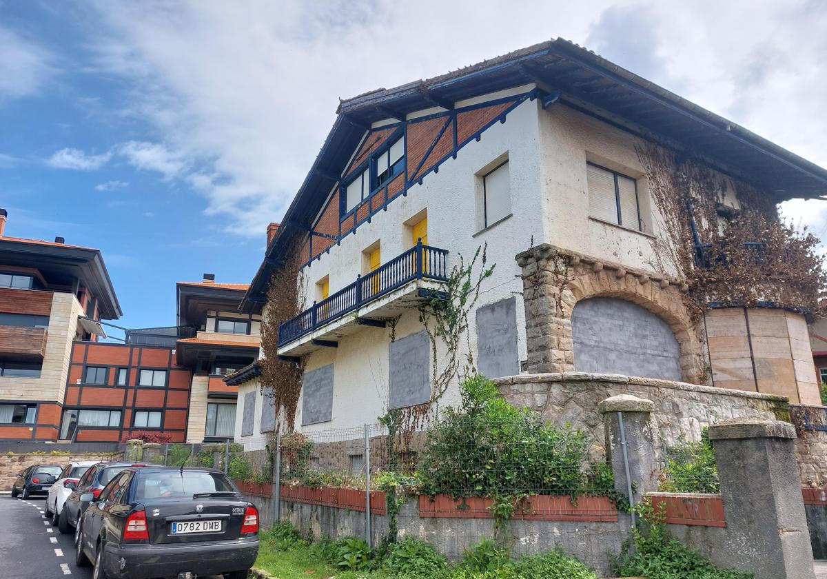 Los propietarios del inmueble en el centro de Neguri han tapiado las ventanas y las puertas para evitar que la vuelvan a okupar.