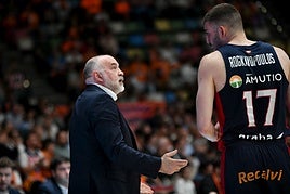 Pablo Laso escucha las explicaciones de Nikos Rogkavopoulos.