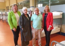 La alcalesa, Marijose Blanco, junto a Isabel Alzorriz, presidenta de la Asociación de Amigos de los Caminos de Santiago de Bizkaia; Justo, uno de los hospitaleros, y Loli Torres, concejala de Turismo.