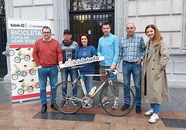 Andoni Madariaga, videpresidente de la Fundación Euskadi; Patxi Alcalde, participante y dueño de la bicicleta, Karmele Tubilla, alcaldesa de Santurtzi; Iker Camaño, excorredor, Óscar Seoane, gerente de la Fundación Síndrome de Down e Itziar Carrocera, concejala de Cultura, Euskera y Deporte.