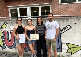 Las alumnas Ixone, Maider y Saioa junto a su profesor Unai en las instalaciones del instituto.