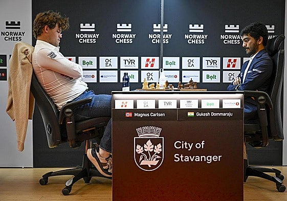 Magnus Carlsen y Dommaraju Gukesh.