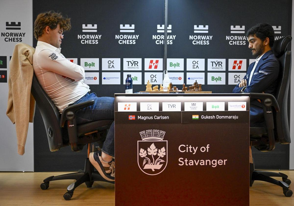 Magnus Carlsen y Dommaraju Gukesh.