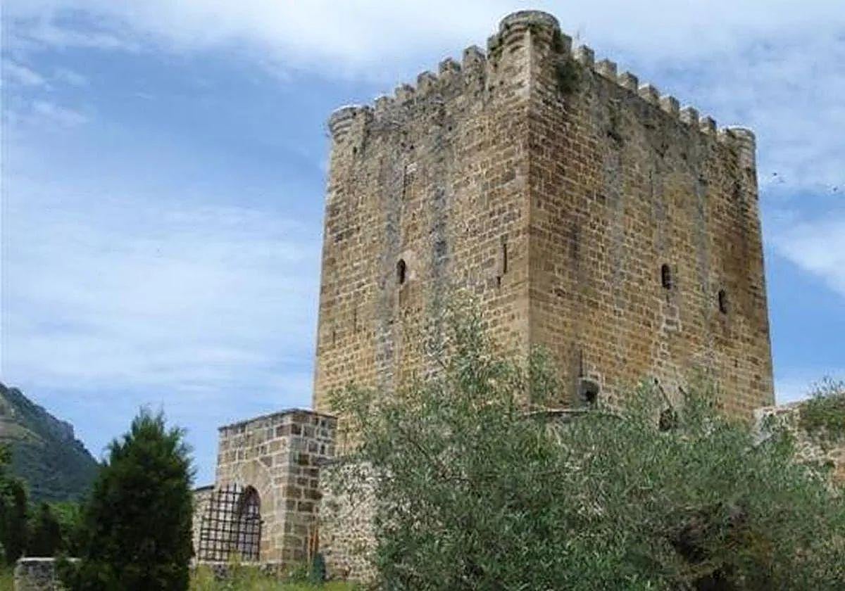 Vista exterior de la torre de Lezana de Mena.