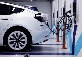 Un coche eléctrico recarga su batería en una estación de recarga en Bilbao.