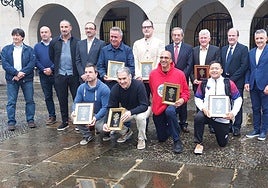 Representantes institucionales junto a los miembros de la junta directiva de la Federación Internacional y las delegaciones participantes, frente al Ayuntamiento de Gernika.
