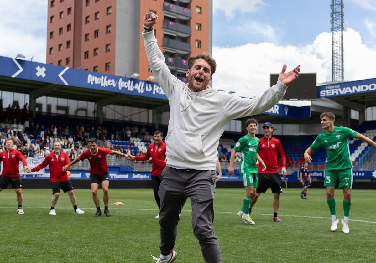 El Huesca, que busca entrenador, se interesa por Ibai Gómez