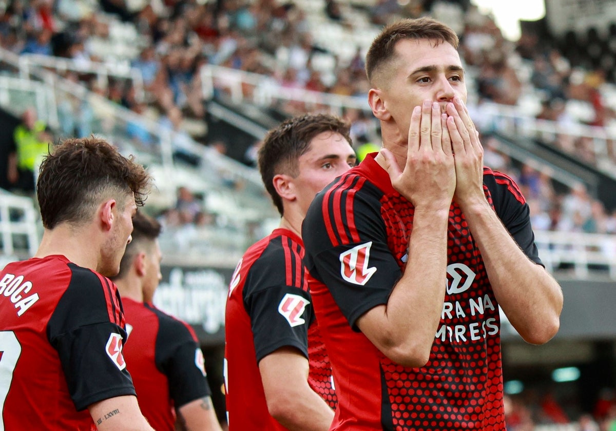 Izeta celebra el gol que anotó el domingo para el Mirandés en Cartagena.