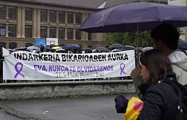 La comunidad educativa del instituto Bertendona de Bilbao ha condenado el asesinato a través de una concentración en el centro educativo.