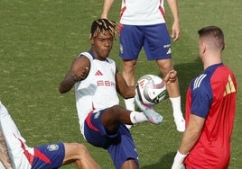 La revancha de Nico Williams a Unai Simón en un entrenamiento con la selección
