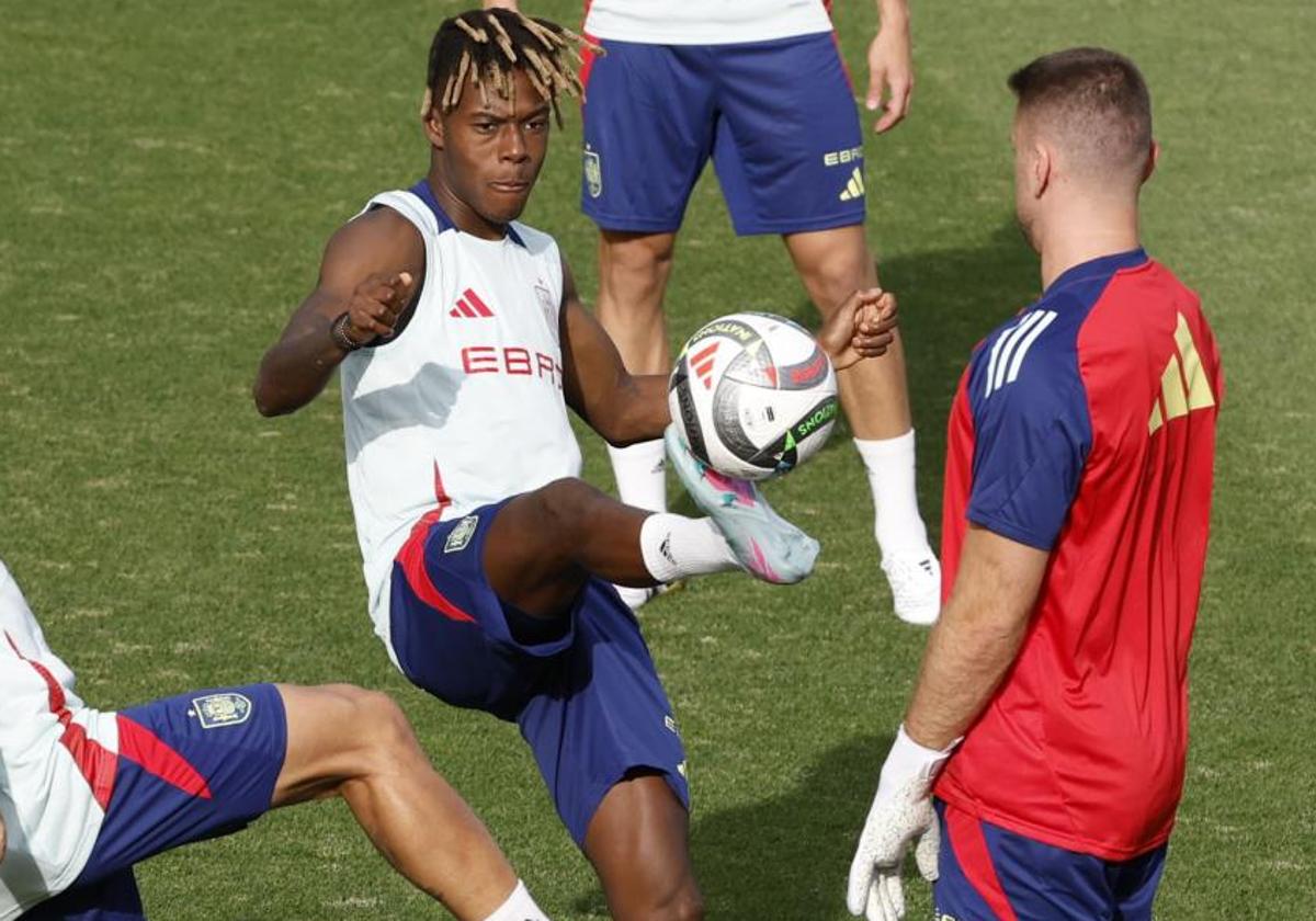 La revancha de Nico Williams a Unai Simón en un entrenamiento con la selección