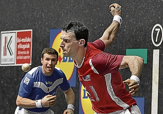 Altuna ejecuta un saque en la final del Manomanista.