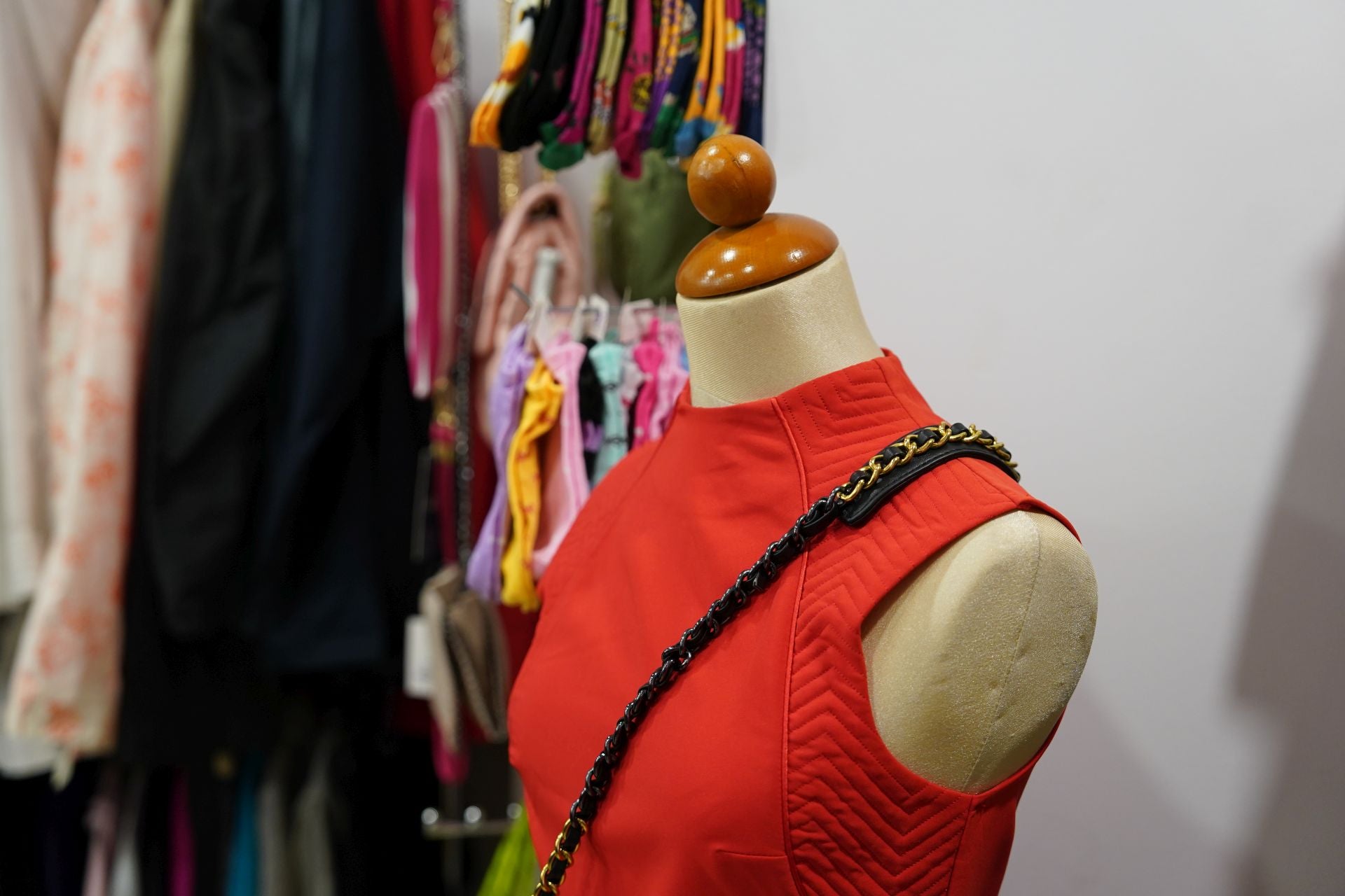 Amaia y Jorge, la pareja que ha abierto una tienda de ropa de segunda mano en el centro de Barakaldo