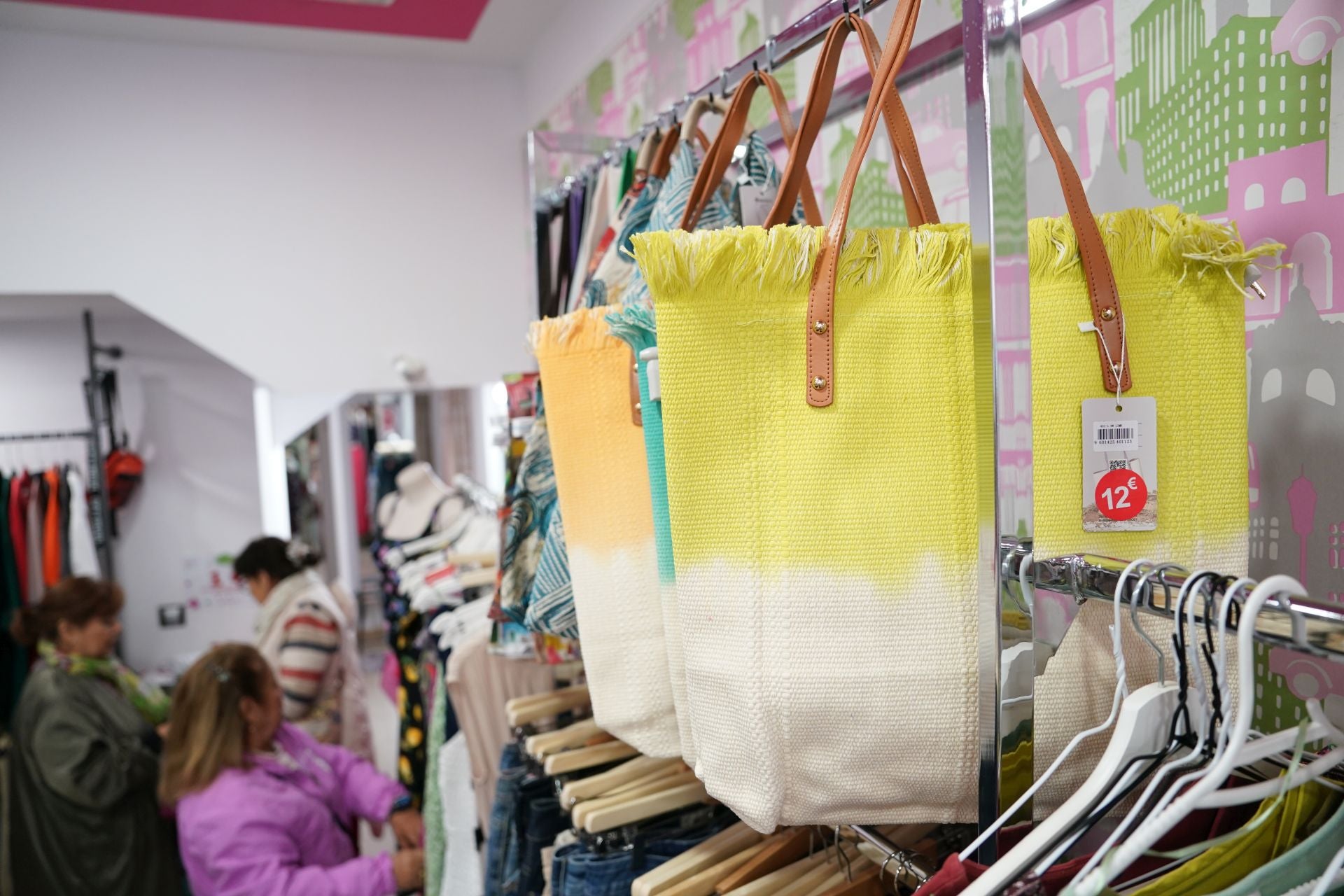 Amaia y Jorge, la pareja que ha abierto una tienda de ropa de segunda mano en el centro de Barakaldo