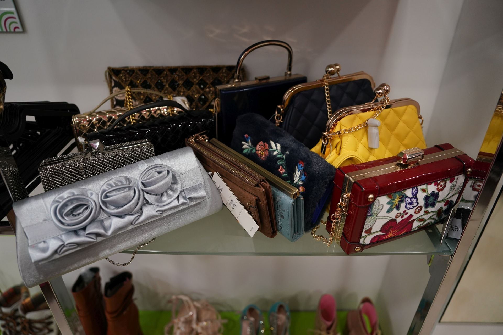 Amaia y Jorge, la pareja que ha abierto una tienda de ropa de segunda mano en el centro de Barakaldo