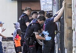 Ertzainas registran a varios jóvenes sospechosos en una calle del Casco Viejo de Vitoria.