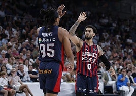 Markus Howard celebra una canasta con Moneke.