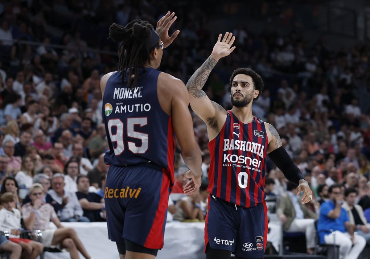 Markus Howard celebra una canasta con Moneke.