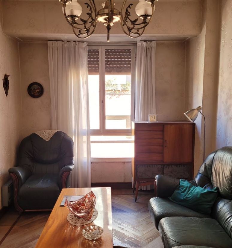 El antiguo salón se ha convertido en la habitación principal.