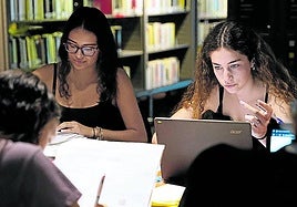 Naia Escobes y Nerea Landaburu apuraban ayer las últimas horas de estudio en la biblioteca de Azkuna Zentroa.