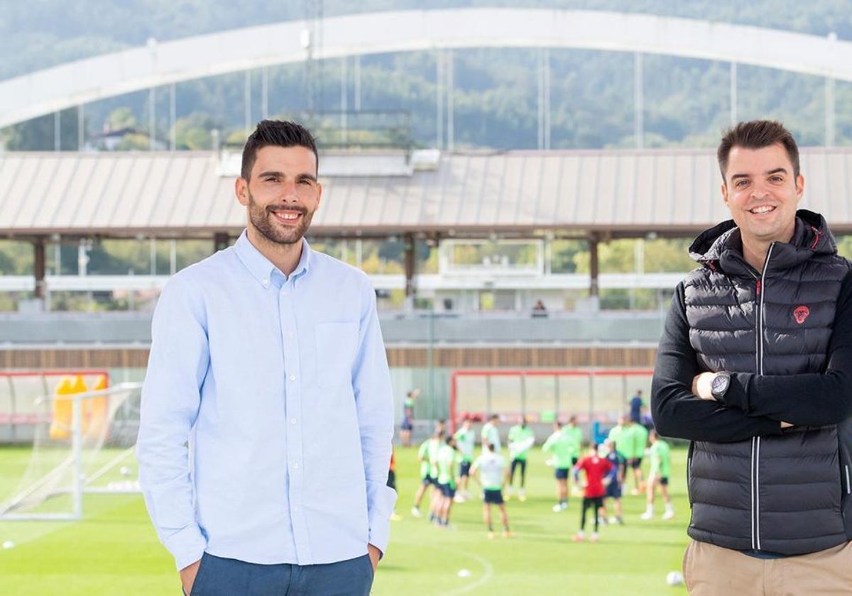 Eneko Bóveda, director de Lezama, a la izquierda, y Mikel González, director de Fútbol, en Lezama.